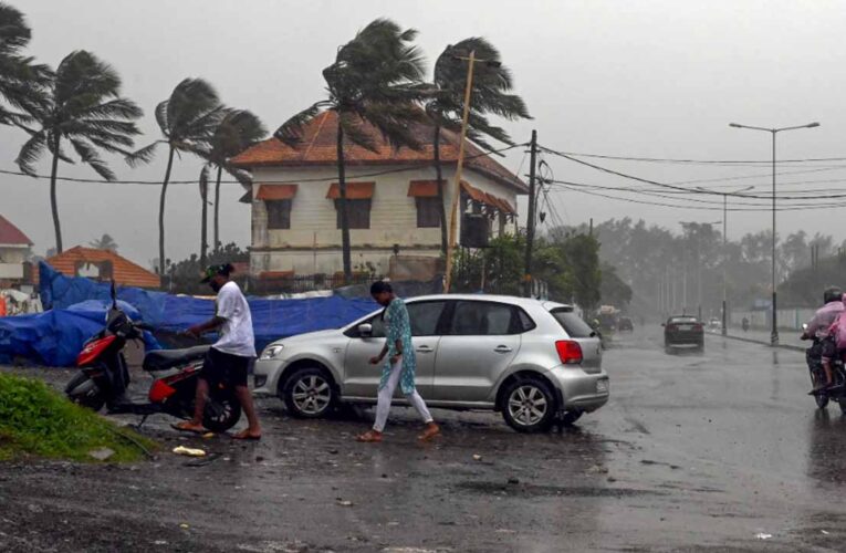 केरल में जोरदार भारी बारिश में खेत लबालब, कई जगह लैंडस्लाइड, 300 घर तबाह, IMD ने आज भी किया अलर्ट