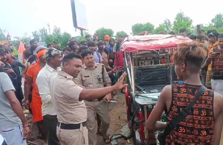 अब रुड़की में कांवड़ियों का तांडव, लाठी-डंडों से ई-रिक्शा कर डाला चकनाचूर