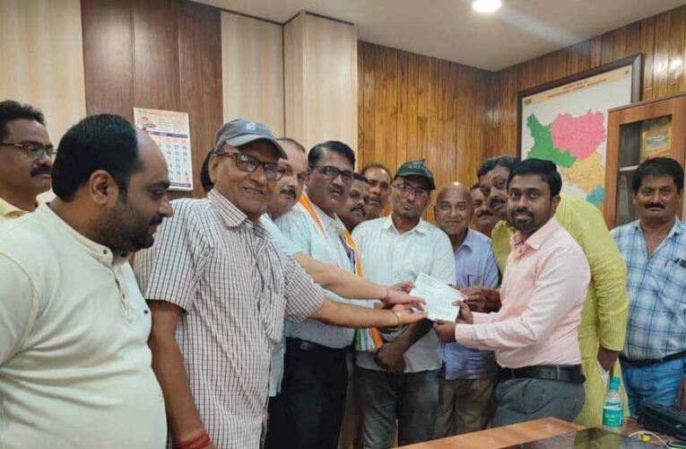 अशोक श्रीवास्तव और राजकुमार केसरवानी के नेतृत्व में पदाधिकारी ने कलेक्टर से मुलाकात की