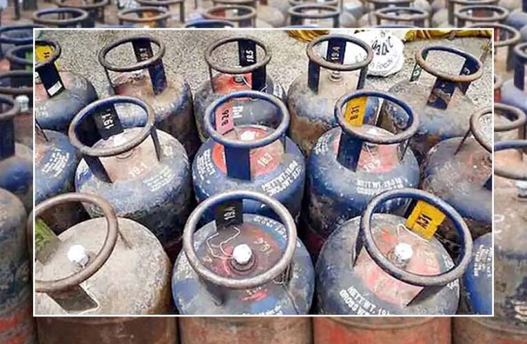 आज से देश में लागू हुए ये 5 बड़े बदलाव, LPG के दाम से क्रेडिट कार्ड तक…  हर जेब-हर घर पर पड़ेगा असर!