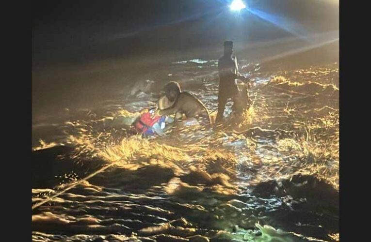 एसडीआरएफ की टीम ने रेस्क्यू कर नदी के तेज बहाव के बीच फंसे युवक को निकाला