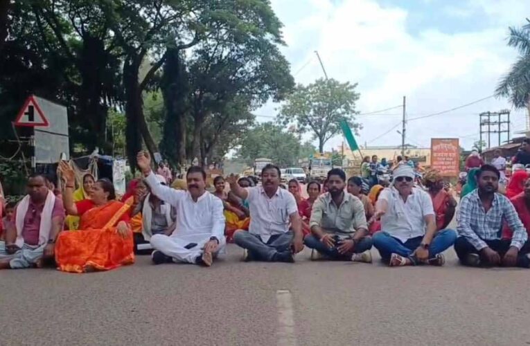 नगर निगम द्वारा कचरा डंपिंग, वार्डवासियों ने किया हाईवे जाम