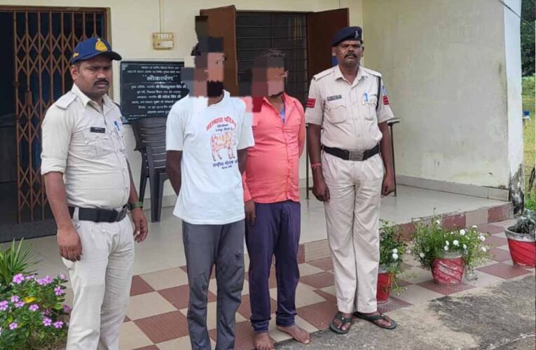 चौकी फुनगा से 02 गिरफ़्तारी वारंटी पकड़ कर तामील किए गए