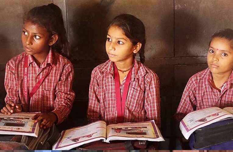 प्रदेश में 22 लाख से अधिक स्कूल जाने वाले विद्यार्थियों को वितरित की पाठ्य पुस्तकें