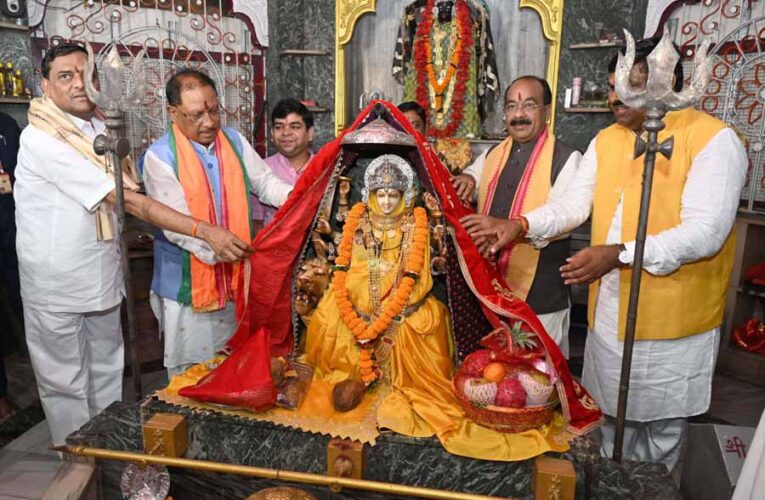 मुख्यमंत्री ने दुर्ग के चंडी मंदिर में पूजा-अर्चना कर प्रदेशवासियों की सुख, समृद्धि की कामना की