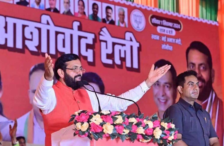 BJP से सरकार में साढ़े 4 साल साथ रहे दुष्यंत को झटका, तीन बागी MLA कराए शामिल