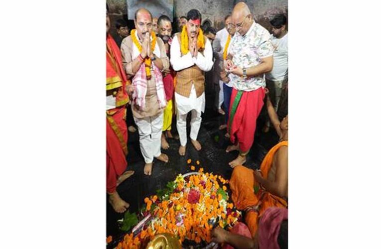 मुख्यमंत्री डॉ. यादव ने झारखण्ड में बाबा बैद्यनाथ महादेव मंदिर में की पूजा-अर्चना