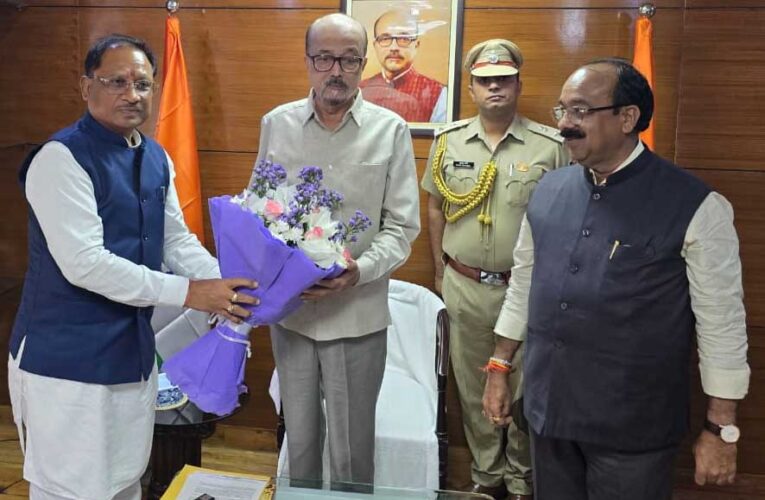 मुख्यमंत्री साय ने छत्तीसगढ़ भवन में मिले राज्यपाल डेका से