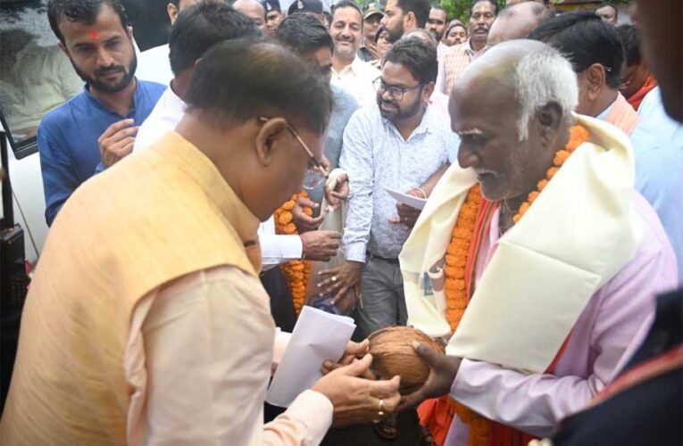 मुख्यमंत्री साय के हाथो दिव्यांगजनों को मिला निःशुल्क बस पास