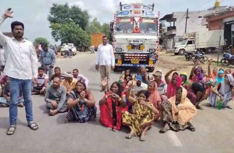 चाकू और पेंचकस मारकर युवक की हत्या, लाश को रखकर प्रदर्शन, मुआवजे और सरकारी नौकरी की मांग