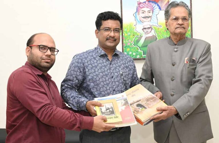 इतिहासकार रमेन्द्रनाथ मिश्र ने प्रमुख सचिव सोनमणि बोरा को भेंट की दुर्लभ किताबें