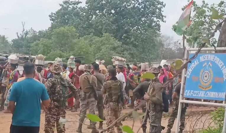 फर्जी मुठभेड़ के विरोध में 500 से अधिक ग्रामीण ने थाने के सामने किया प्रदर्शन
