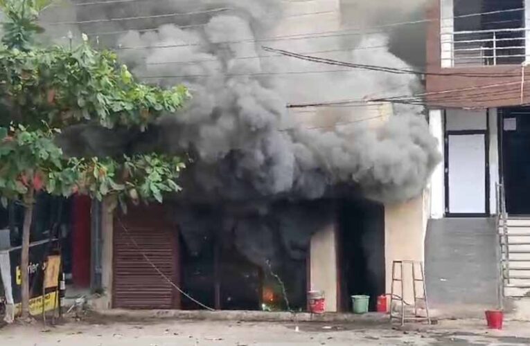 बिलासपुर में पटाखा गोदाम में लगी भीषण आग, मौके पर पहुंची फायर ब्रिगेड