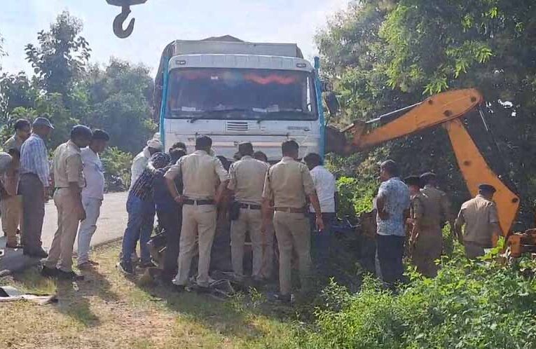 दमोह में सड़क हादसा: तेज रफ्तार ट्रक ने ऑटो को मारी जोरदार टक्कर, 6 लोगों की दर्दनाक मौत