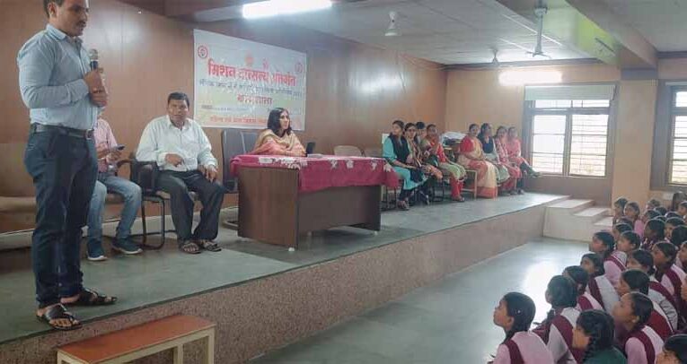 कन्या शिक्षा परिसर अनूपपुर में छात्राओं को गुड टच-बैड टच की दी गई जानकारी