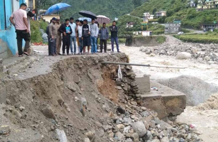 आपदा प्रभावित क्षेत्र बूढ़ाकेदार में मूसलधार वर्षा से धर्मगंगा नदी एक बार फिर विकराल रूप में दिखी