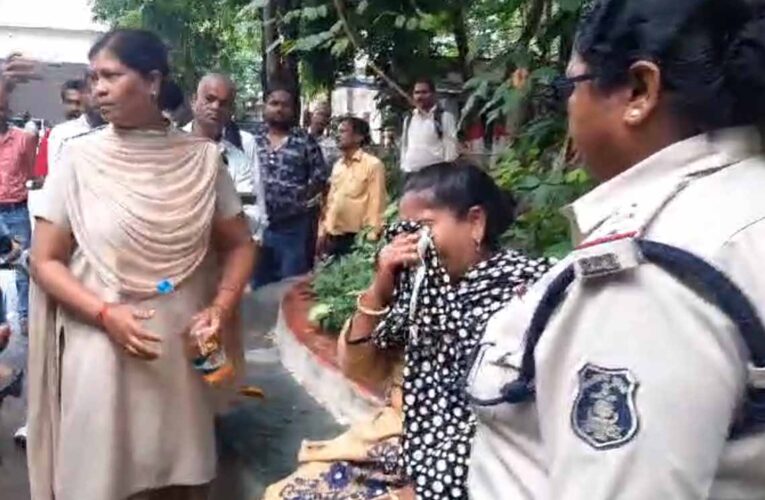 महिला ने कलेक्ट्रेट में आवास की मांग को लेकर किया जमकर हंगामा, आत्मदाह की कोशिश की