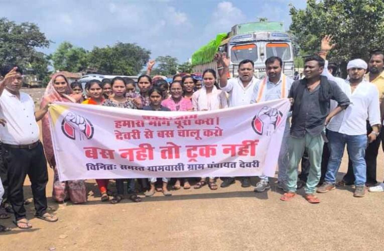देवरी सहित आसपास के गांवों के ग्रामीणों ने किया चक्काजाम, देवरी से होकर बसें चलाने की मांग