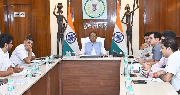मुख्यमंत्री साय ने निवास कार्यालय में ली राजस्व विभाग की समीक्षा बैठक