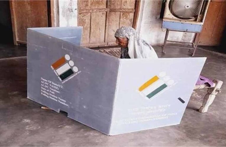 भारत निर्वाचन आयोग के निर्देशानुसार- दादरी और बाढड़ा विधानसभा क्षेत्रों में घर-घर जाकर मतदान करवाने का कार्य शुरू