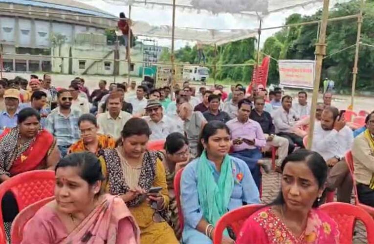 ‘मोदी की गारंटी’ लागू करने के लिए राज्य सरकार के अधिकारी-कर्मचारी हड़ताल पर