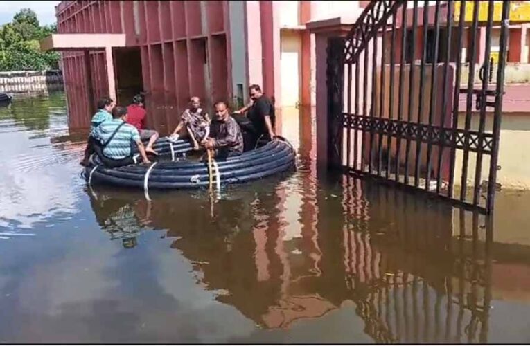 इटावा से एक ऐसी तस्वीर सामने आई है, जिसने स्वास्थ्य विभाग की पोल खोलकर रख दी, पानी में डूबा सरकारी अस्पताल