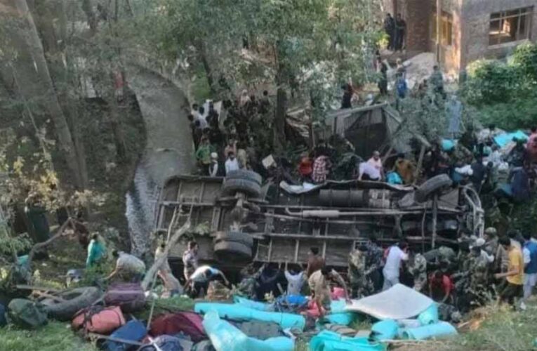 जम्मू कश्मीर के बडगाम जिले में गिरी BSF जवानों की बस, तीन जवान बलिदान, दो दर्जन से अधिक घायल
