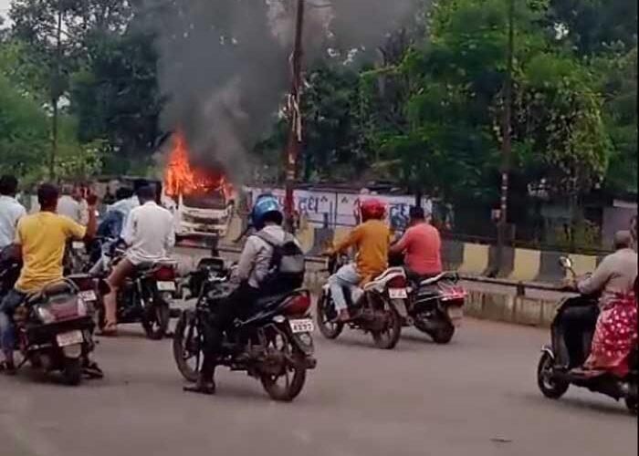 रायपुर में DRM ऑफिस के पास नगर निगम की गाड़ी में लगी आग