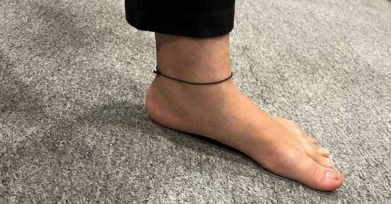 हाथ या पैर में पहनती हैं काला धागा तो इन नियमों का रखें ख्याल, वरना हो सकता है नुकसान