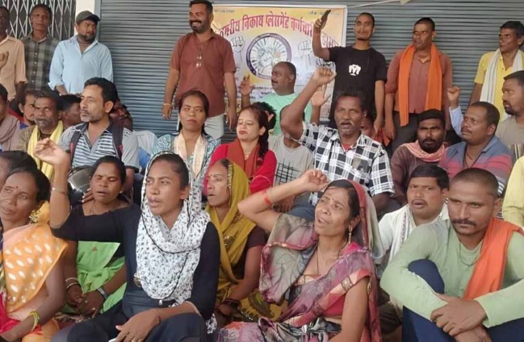 कर्मचारी के हड़ताल से सफाई व्यवस्था जल प्रदाय व्यबस्था चरमराई, जनता के सामने जल्द ही पानी के लिये होगी हाहाकार