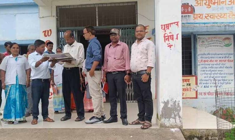 जिला टीकाकरण अधिकारी ने किया दूरस्थ स्वास्थ्य केन्द्रों का निरीक्षण