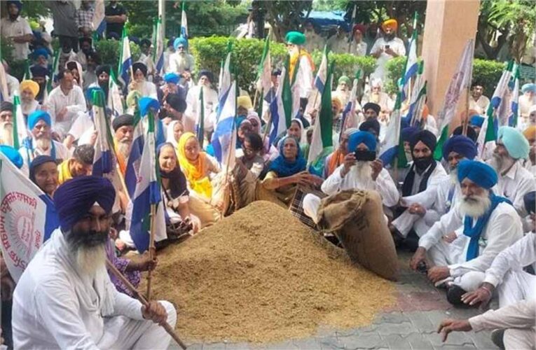 गुरदासपुर में जिलाधीश कार्यालय के सामने बासमती के ढेर लगाकर केन्द्र और पंजाब सरकार के खिलाफ जम कर नारेबाजी की