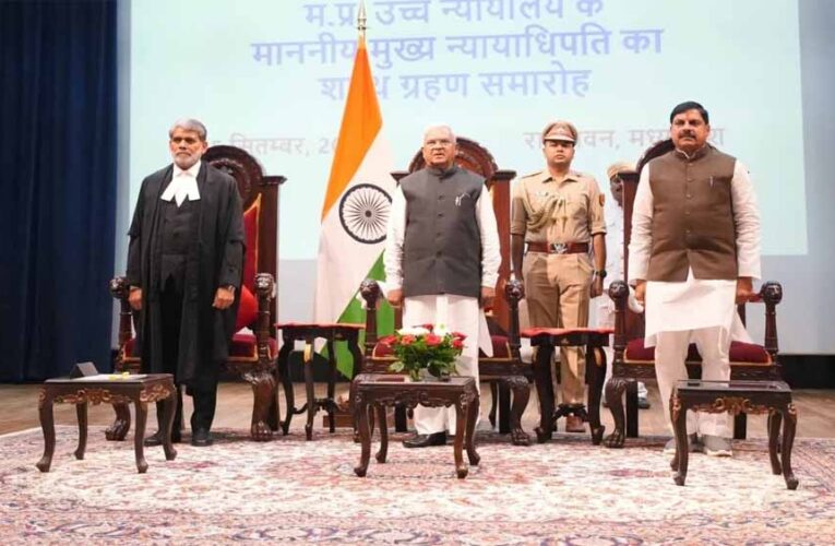 मध्यप्रदेश उच्च न्यायालय के नवनियुक्त मुख्य न्यायाधीश सुरेश कुमार कैत ने शपथ ग्रहण की