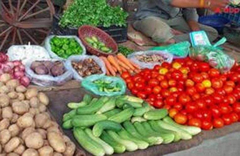 खुदरा बाजार में सब्जियों के दाम 80-100 रुपये के बीच पहुंचे, टमाटर फिर हुआ लाल, हरा धनिया 400 रुपये किलो