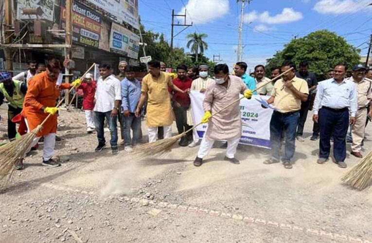 ऊर्जा मंत्री श्री तोमर ने लगातार दूसरे दिन राहत शिविर में बिताई रात, जलभराव प्रभावित क्षेत्रों का किया भ्रमण, दिए कार्यवाही के निर्देश