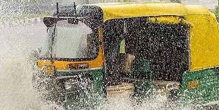 उत्तर प्रदेश में जाता हुआ मानसून जमकर बरस रहा है, 30 जिलों में आज होगी भारी बारिश, IMD की चेतावनी जारी