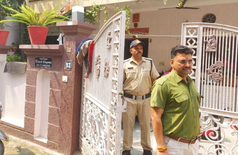संत हिरदाराम नगर में सरकारी कर्मचारी के निवास पर लोकायुक्त की छापामार कार्रवाई, टीम जांच में जुटी