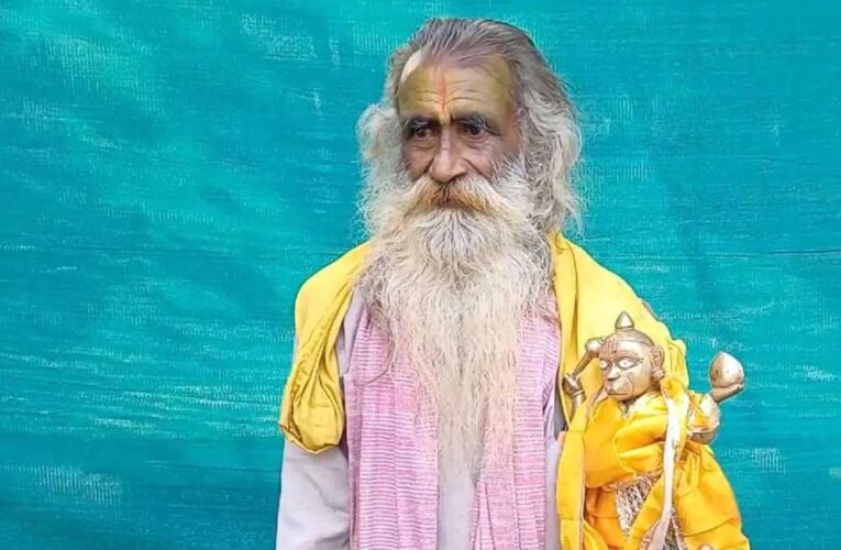 छतरपुर : जनसुनवाई में एक मंदिर के पुजारी ने SP के सामने गोद में हनुमानजी की मूर्ति लेकर गुहार लगाई, जाने क्या है मामला