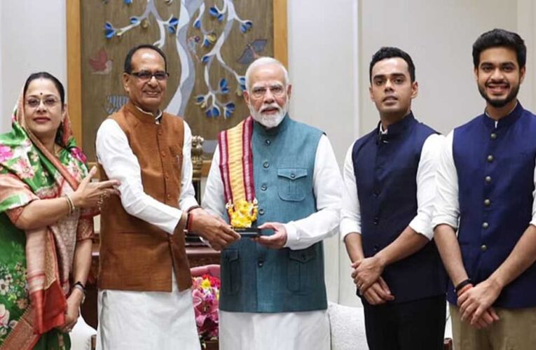 पूर्व CM शिवराज के बेटों की शादी में शामिल होंगे पीएम मोदी, सपरिवार न्योता देने पहुंचे केंद्रीय मंत्री