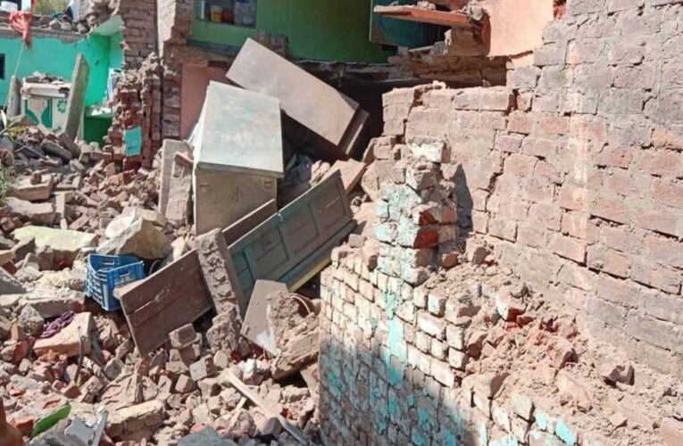 मुरैना में अवैध पटाखा फैक्ट्री में ब्लास्ट, फैक्ट्री हुई धराशाई, कई मकानों में आई दरार, मकान गिरे , रेस्क्यू जारी