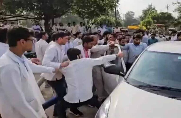 मेरठ में 250 डॉक्टरों ने दिया एक साथ इस्तीफा, OPD में किया प्रदर्शन, जानिए क्या है वजह