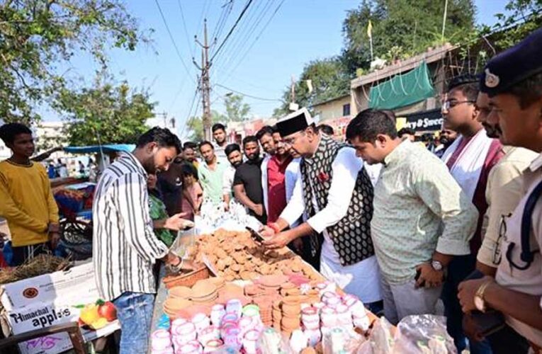 मंत्री विश्वास कैलाश सारंग ने स्थानीय विक्रेता से मिट्टी के दीपक खरीद कर दिया ‘वोकल फॉर लोकल’ का संदेश