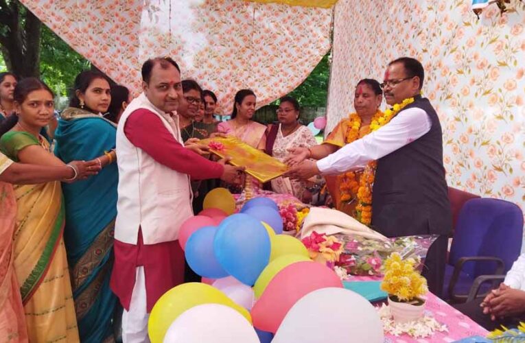 एकीकृत शासकीय हाई स्कूल गाज़ीपुर के प्राचार्य के रिटायरमेंट पर दुःखी हुआ स्टाफ और स्कूली बच्चे