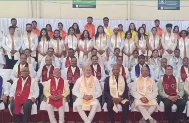 इंदौर के श्री वैष्णव विद्यापीठ विश्वविद्यालय के दीक्षा समारोह में  शामिल हुए पूर्व राष्ट्रपति