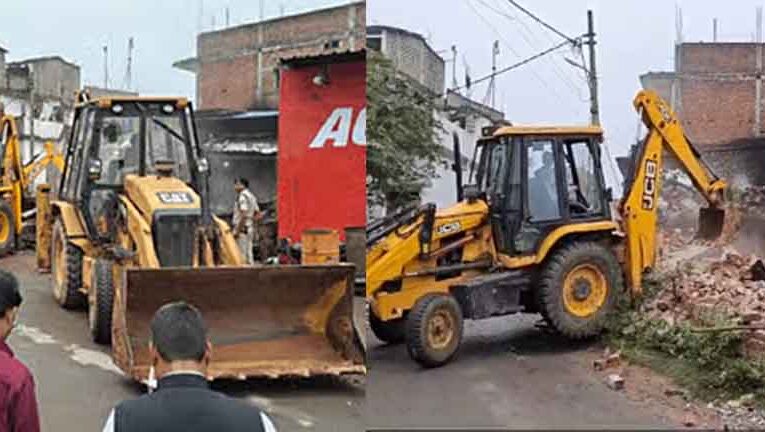 छत्तीसगढ़-सूरजपुर में साय सरकार का एक्शन, डबल मर्डर के मुख्य आरोपी के अवैध मकान पर चला बुलडोजर