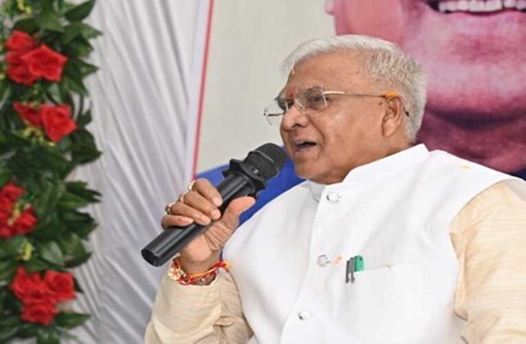 राज्यपाल पटेल प्रार्थना सभा में हुए शामिल