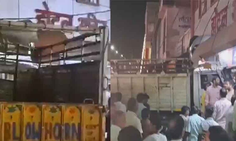 राजस्थान-दौसा में रेलवे स्टेशन के पास हादसा, अनियंत्रित ट्रक होटल से टकराकर नाले में फंसा