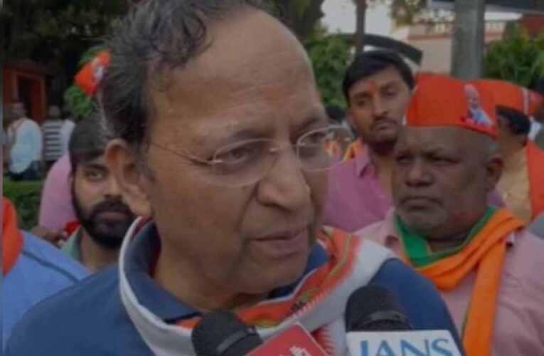 गांधी जयंती पर भाजपा के राष्ट्रीय महासचिव अरुण सिंह ने वाराणसी में स्वच्छता अभियान चलाया