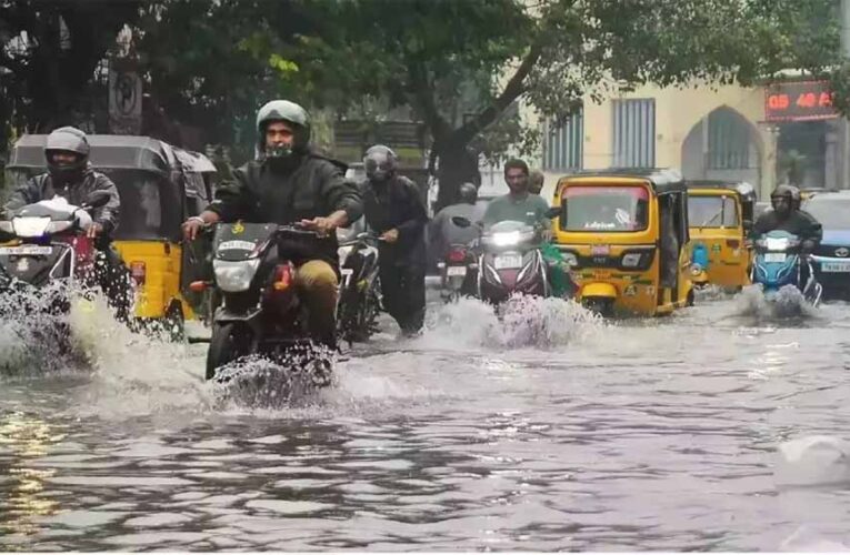 बेंगलुरु में भारी बारिश के बाद जनजीवन प्रभावित, स्कूल बंद