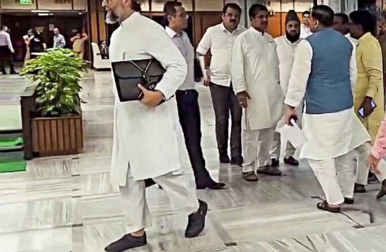 वक्फ (संशोधन) विधेयक 2024: वक्फ पर JPC की बैठक में बवाल, विपक्ष ने कर दिया वॉकआउट, हमें गाली दी गई